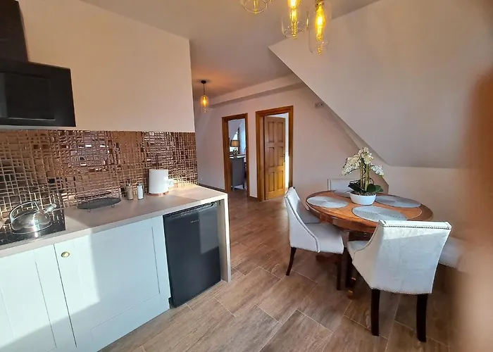 Hawran Проживание в семье Зомб